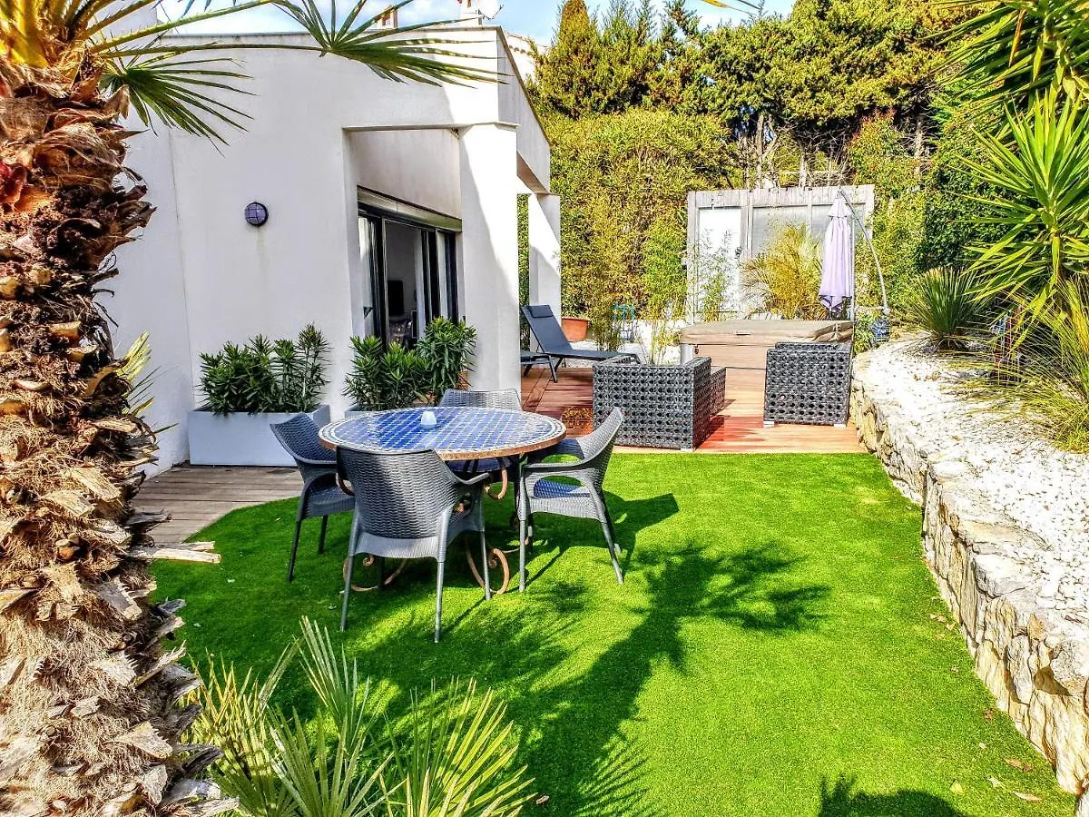 La Villa Blanche Sanary-sur-Mer 0*,  France